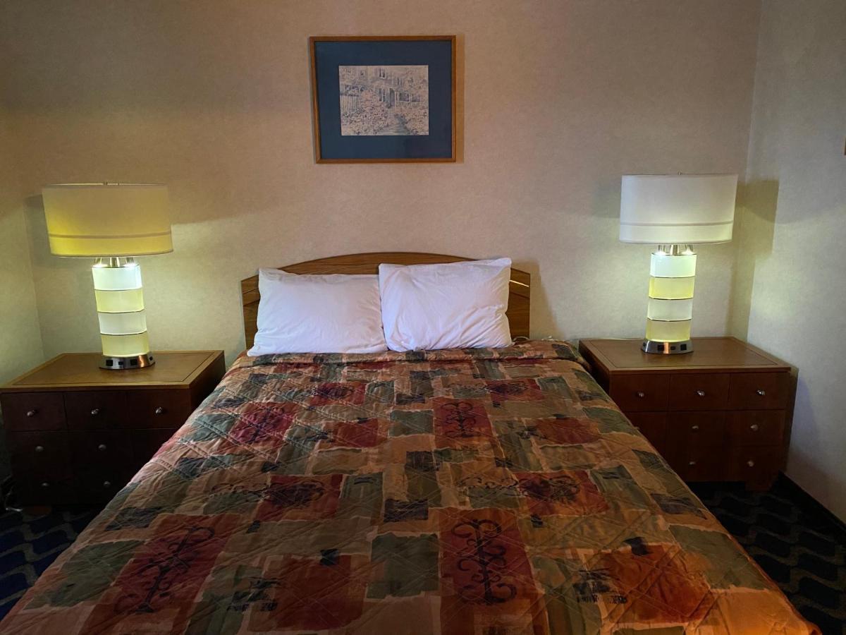 Economy 682 Main St Motel 3*