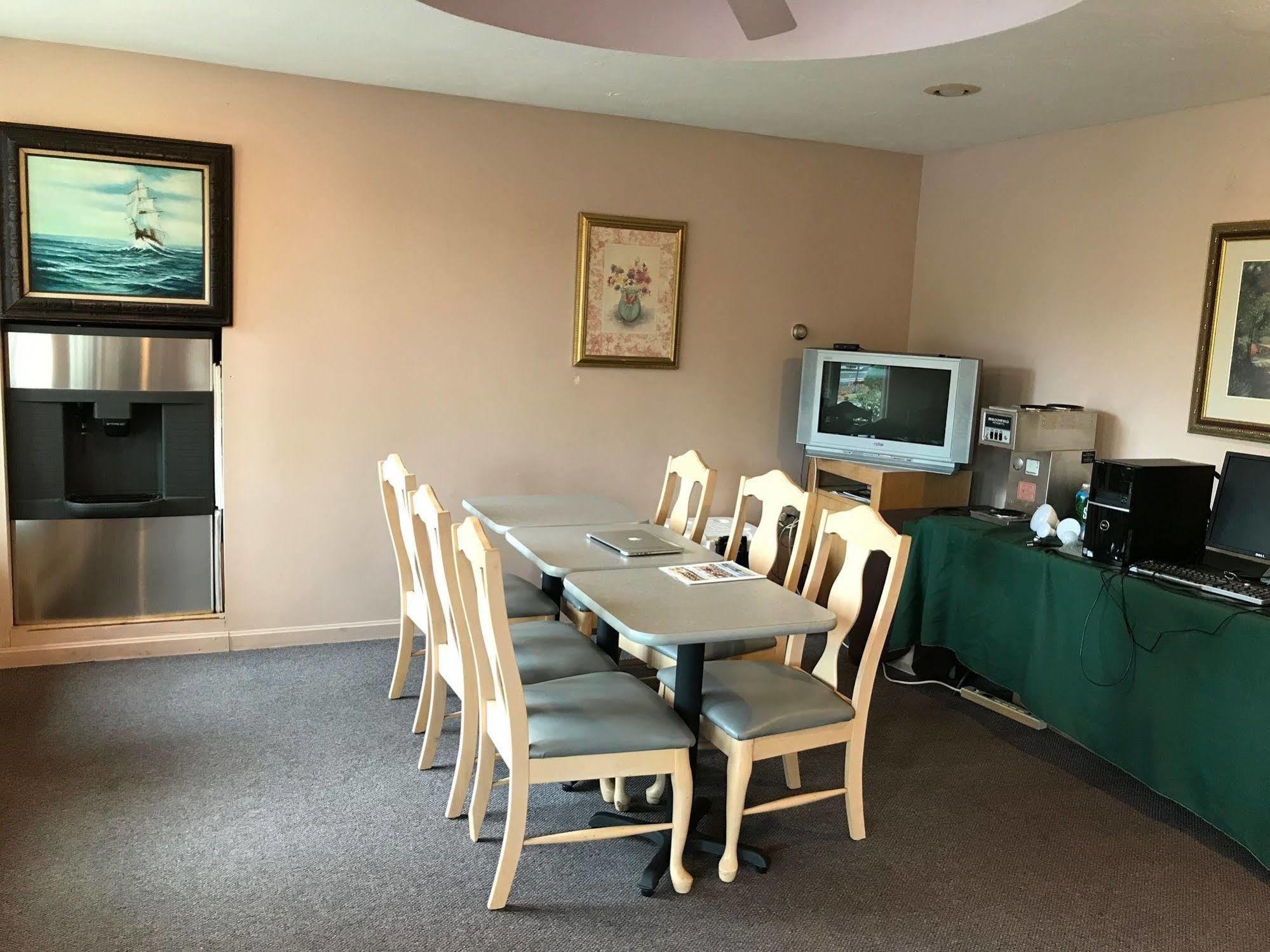 Economy 682 Main St 3*